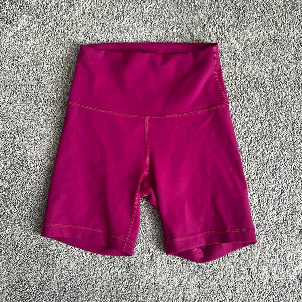 Preowned Women’s Wunder Train high rise short 6” size 4